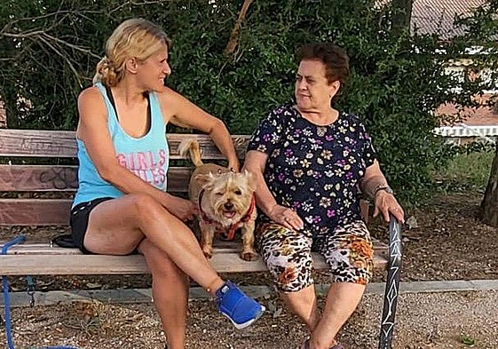 Pilar de la Calle junto a su madre Clementina, protagonista del relato 'La Luz', y su perro 'Bruno'.