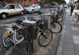 Bicicletas del Servicio SALenBici, en la estación ubicada junto a la estación de autobuses.