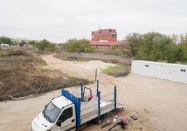 Vista de los terrenos donde se construirá el vial que dará acceso al Fondo Oeste del estadio Reina Sofía desde la avenida Carlos I.