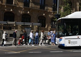 Varios usuarios acceden a un autobús urbano de Salamanca.