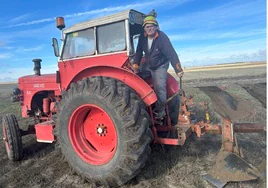 Anselmo Marcos, con su tractor.