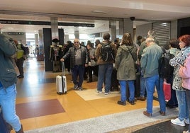 Cola de viajeros formada en la mañana de este miércoles en la estación de tren de Vialia con motivo de un nuevo retraso en un Alvia dirección Madrid.