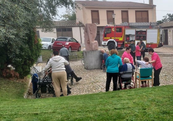 Los usuarios de la residencia en el exterior del edificio durante el simulacro.