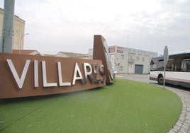 El acceso a la localidad de Villares de la Reina.