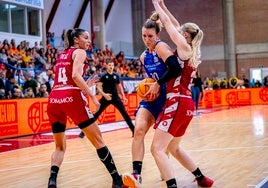 Laura Gil, entre Mariona Ortiz y Nystrom en las semifinales de la Supercopa en Alcantarilla.