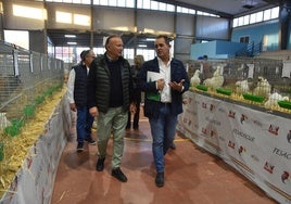 El alcalde de Calzada, Román Hernández y Juan Luis Delgado, presidente de Asaja, en la inauguración