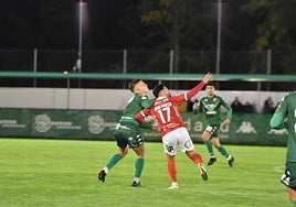 Agarrón sobre Dani García en el choque de este viernes en Espiñedo.