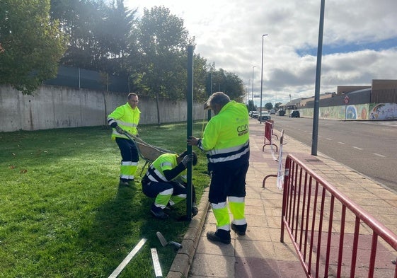 Los operarios de Carbajosa realizando la instalación.