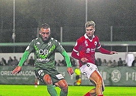 Rabadán trata de cortar el paso a Jordan en el choque de en Espiñedo.