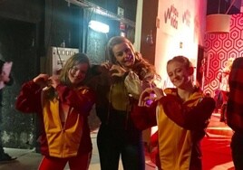 Laura y Marta García Rincón, con Lydia Valentín.