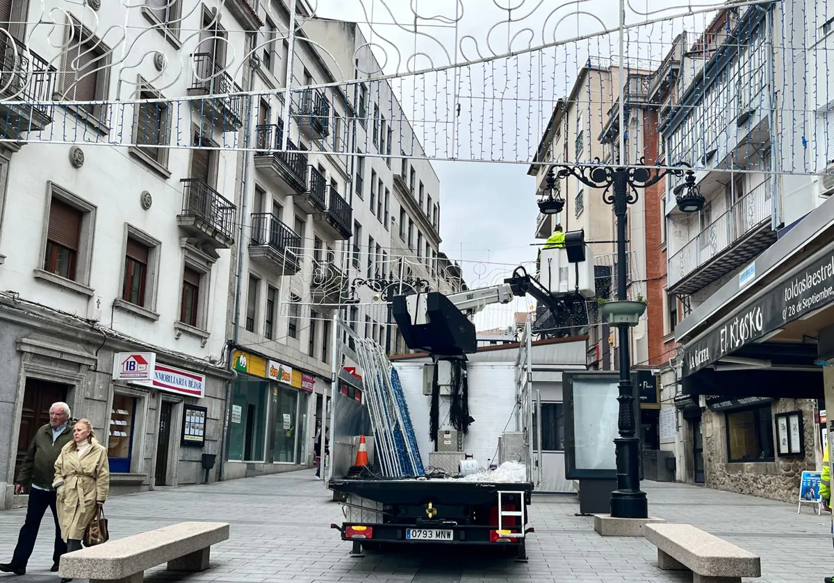 Imagen de los trabajos de instalación de las luces de Navidad en la mañana de este viernes.