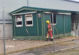 Los Bomberos actuando en el incendio de Arcediano.