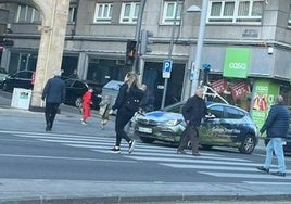 El coche de Google, en la avenida Mirat.