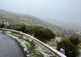 Imagen del manto blanco que ha cubierto Béjar en la mañana de este sábado, 26 de octubre.