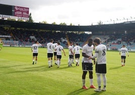 Los jugadores del Salamanca UDS celebran uno de los tantos.