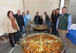 Miembros de la Asociación Ariadna Salamanca, los cocineros de Catering Gabriel, concejales y el alcalde de Arabayona de Mógica, Manuel Santos