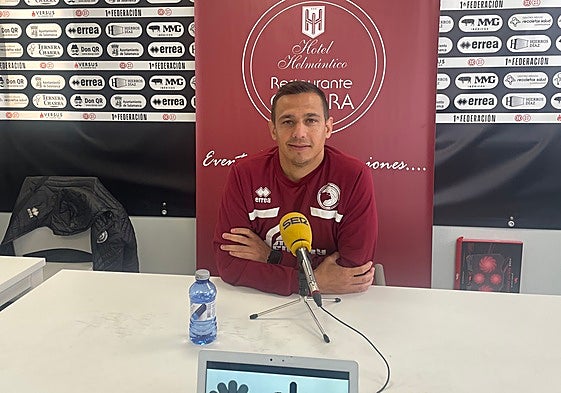 Dani Llácer, instantes antes de comenzar la rueda de prensa en el Reina Sofía.