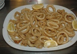 Imagen de un plato de calamares rebozados.