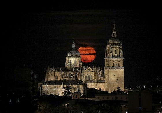 Luna llena tras las Catedrales.