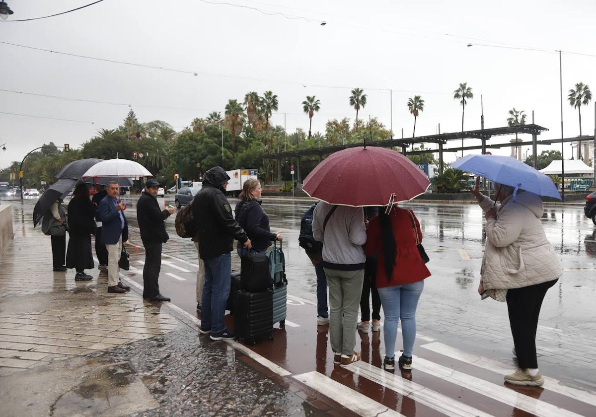 Personas con paraguas por las calles de Málaga.
