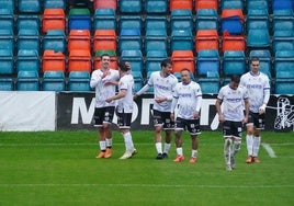 Los futbolistas del Salamanca UDS celebran en el Helmántico uno de los goles del fin de semana contra el Laredo.