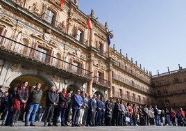 Minuto de silencio en la Plaza Mayor en memoria de las víctimas de la DANA