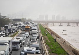 Vehículos de transporte y de todo tipo, atrapados en la A-3.