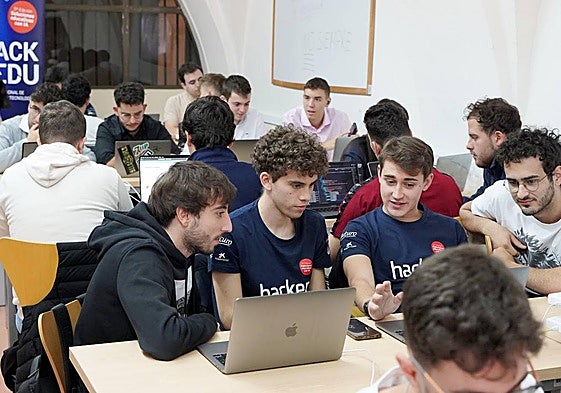 Un grupo de alumnos de la Universidad Pontificia de Salamanca trabaja en los retos tecnológicos.