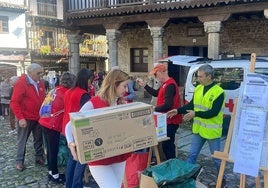 Voluntarios y el alcalde, Miguel Ángel Luengo, durante la recogida de hoy