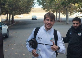 Carlos Cristeto antes de subir al autobús camino de Torrelavega este sábado.