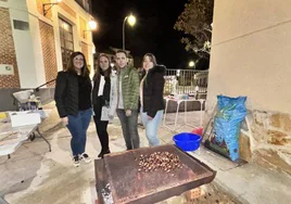 Organizadores durante la castañada solidaria.