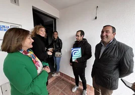 La alcaldesa, la directora general de Vivienda, una pareja que entra en su nueva casa y el delegado territorial de la Junta en Salamanca.