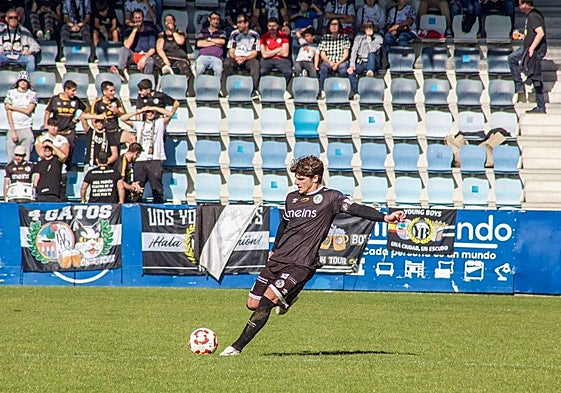 Antonio Amaro arma su pierna derecha para golpear en largo un balón durante el choque de este domingo.