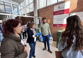 Carmen Ávila y Fran Díaz (en el centro) participan en la recogida solidaria de Peñaranda