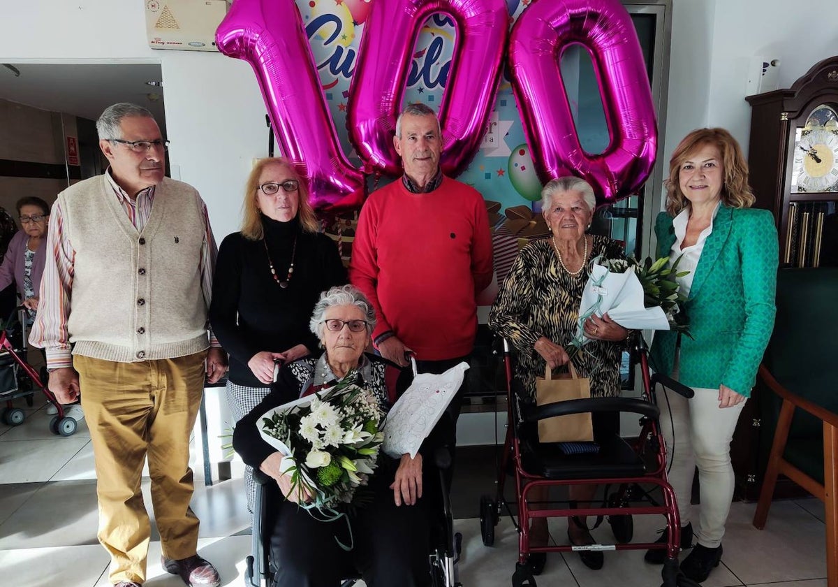 Felisa, sentada, y Josefina, segunda por la derecha, tras recibir el homenaje del Ayuntamiento.