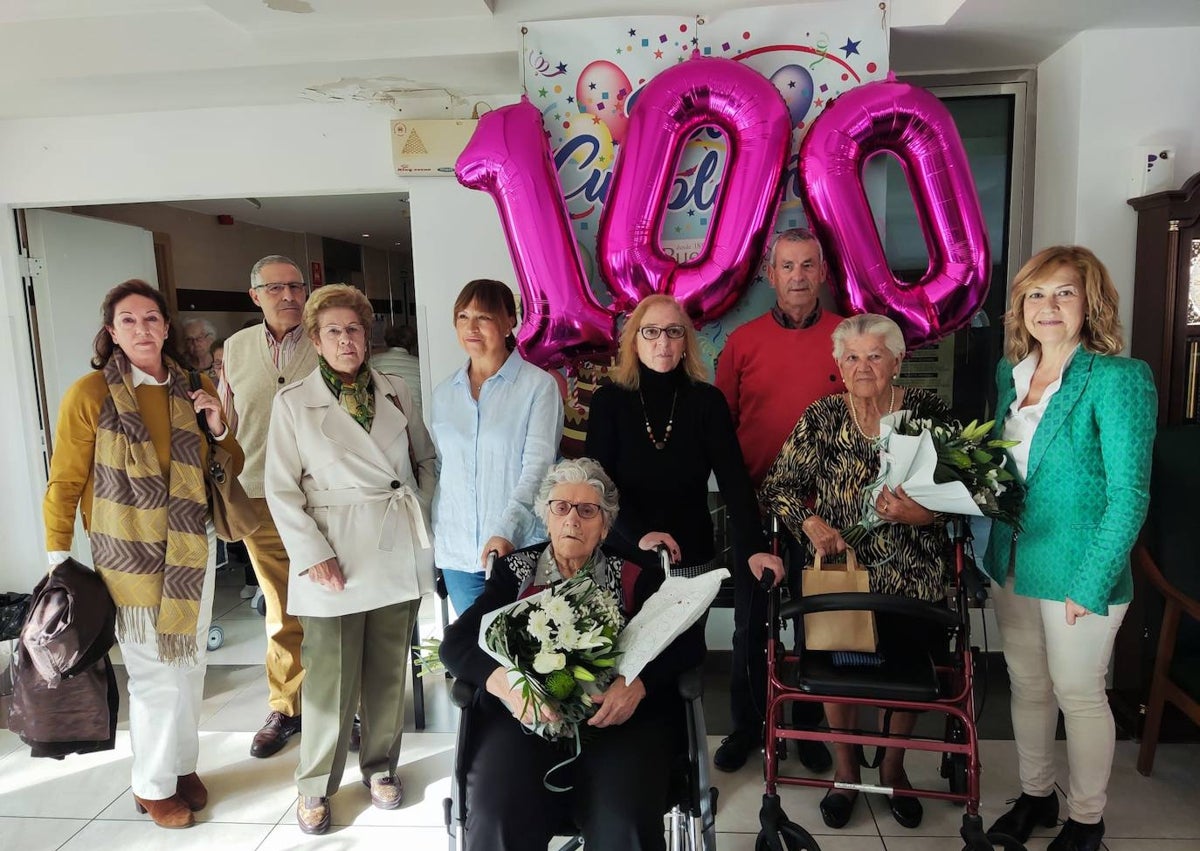 Imagen secundaria 1 - Momentos de la celebración del cumpleaños de ambas centenarias.