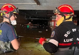 Los Bomberos trabajan dentro del Centro Comercial Bonaire.