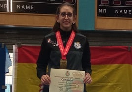 Gloria Sánchez, con la medalla de oro y el diploma de campeona en Mollet.