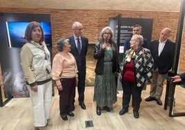 Las autoridades junto a dos bordadoras en el inauguración del centro