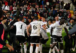 Los jugadores del Salamanca UDS celebran eufóricos el pase a la segunda ronda de la Copa.