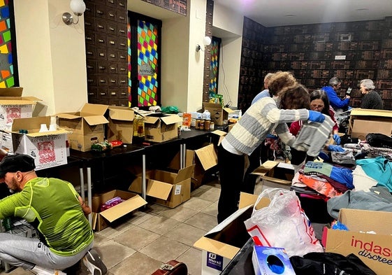 Imagen de los voluntarios preparando las cajas para el envío de comida y material sanitario hasta Valencia.