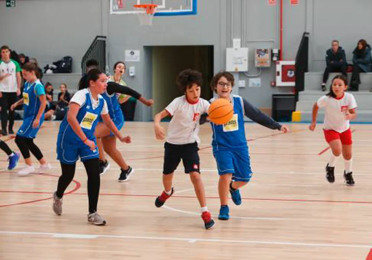 Un choque de baloncesto de los Juegos Escolares en el anexo a Würzburg.