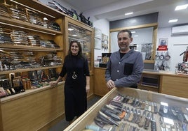 Aurora Rogado y Jose Antonio Mariño, dueños de la Cuchillería Yáñez, posan en el interior del local, ubicado en la calle Correhuela.