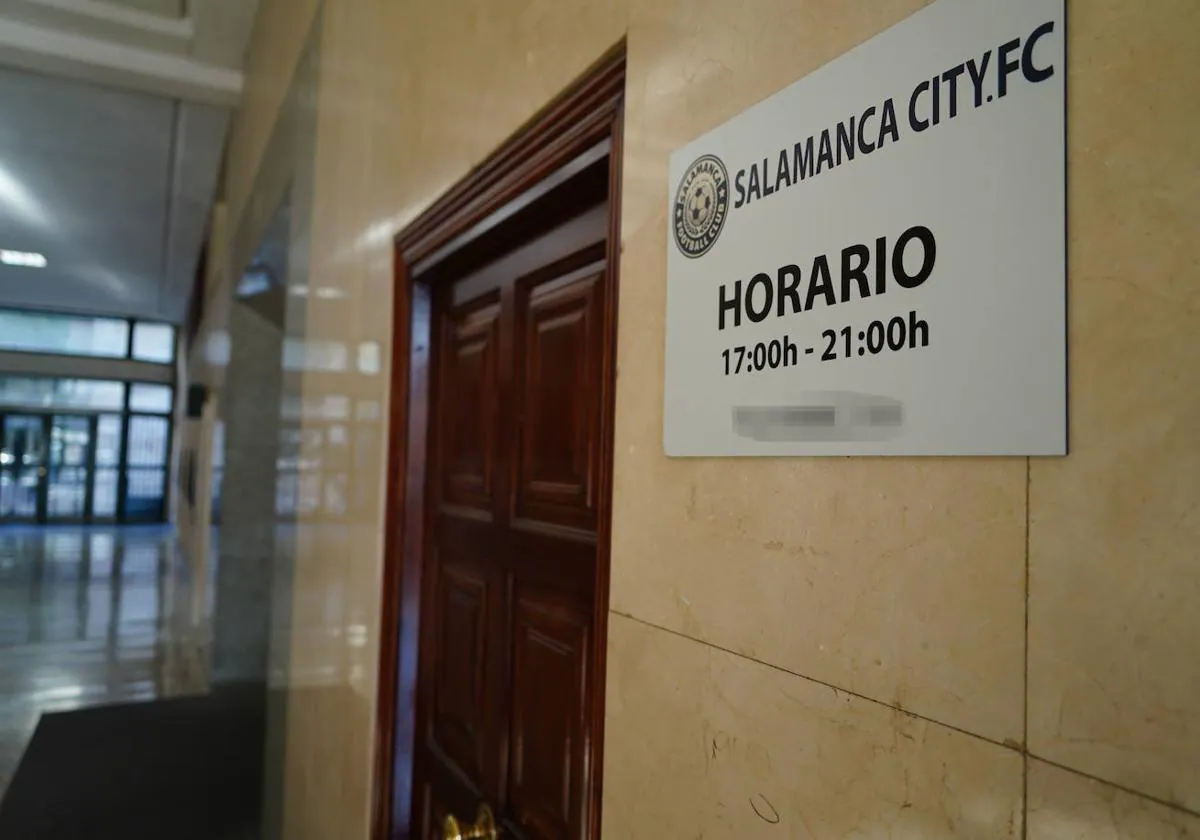 Puerta de acceso a la sede del Salamanca City, ubicada en la avenida de Villamayor.