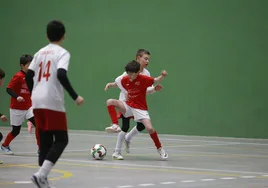 Imagen de un partido de fútbol sala de los Juegos Escolares.