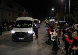 Los bejaranos aplauden a los conductores cuando comienzan a salir desde el gimnasio de Palomares