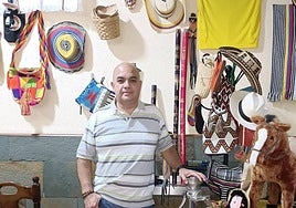 Héctor Saavedra en el rincón dedicado a Colombia en su local.