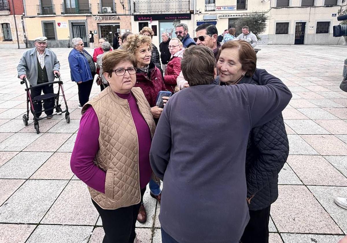 Familiares de Paquita reciben el cariño de sus vecinos.