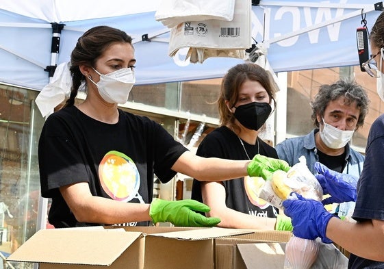 Anna Ferrer y Anita Matamoros reparten productos de primera necesidad junto a la fundación World Central Kitchen a 08 de Noviembre de 2024 en Paiporta, Valencia (España).