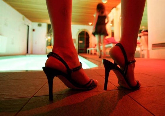 Una mujer con tacones.